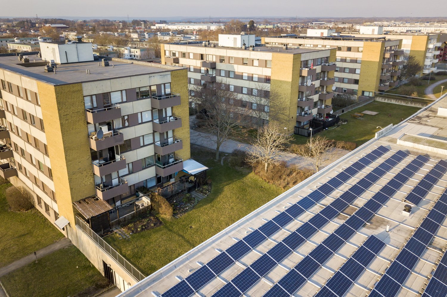 Instalacja fotowoltaiczna w budynkach wielorodzinnych – kompleksowy przewodnik wyboru i montażu