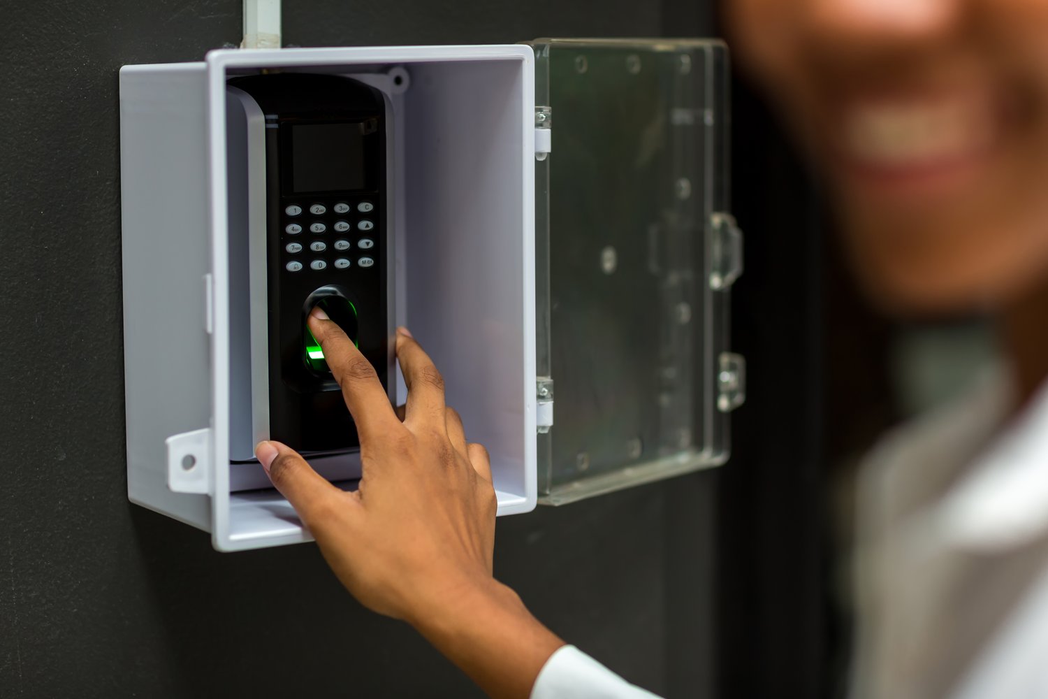 Inteligentne systemy kontroli dostępu – biometryczna weryfikacja w budownictwie