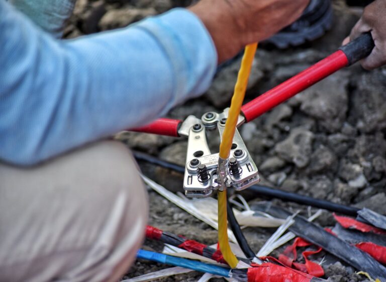 Jak prawidłowo wykonać uziemienie instalacji elektrycznej