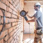 Jak wybrać odpowiednią bruzdownicę do prac elektrycznych i hydraulicznych