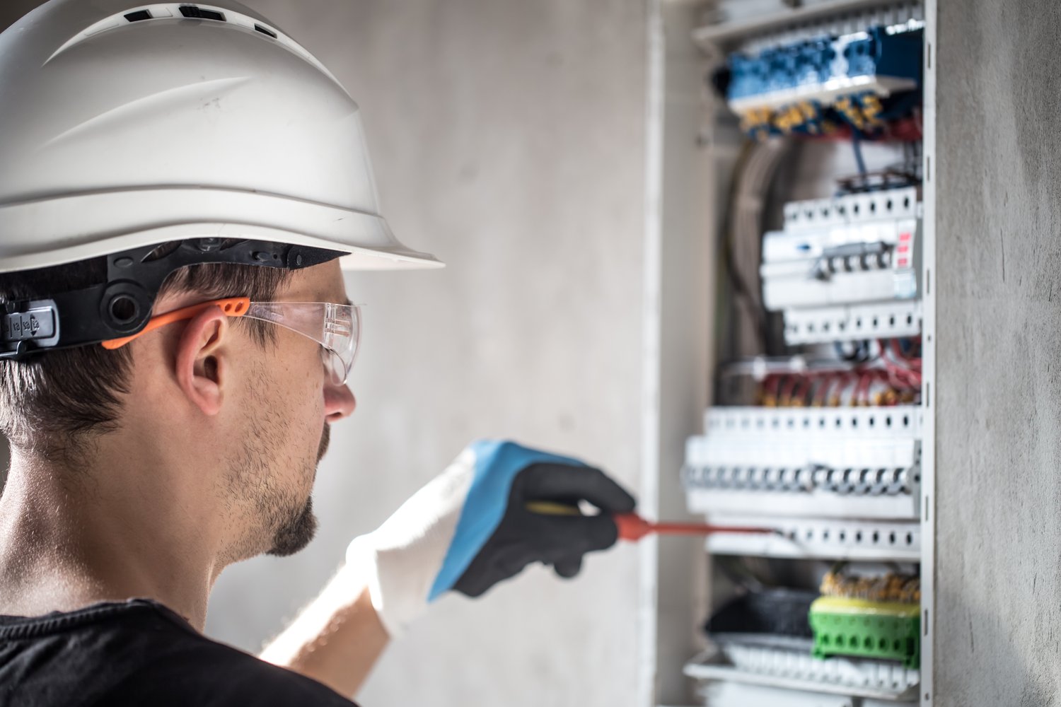 Bezpieczna instalacja elektryczna – najważniejsze zasady i przepisy