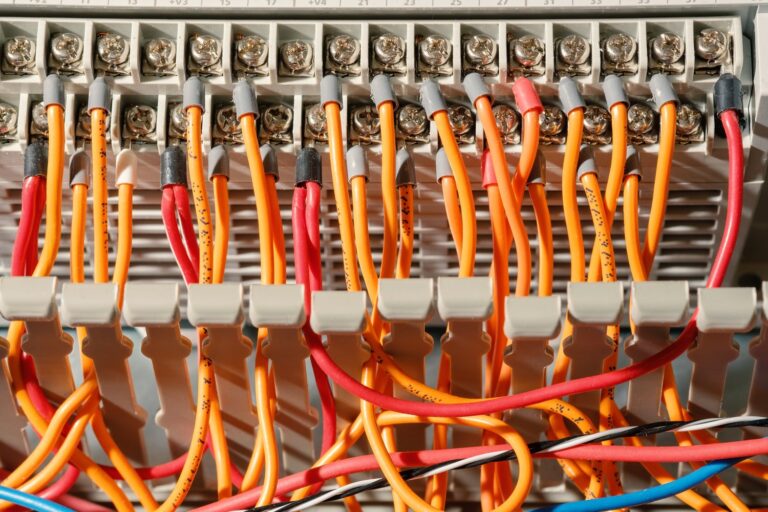 Jak skutecznie modernizować instalacje elektryczne w domu i firmie