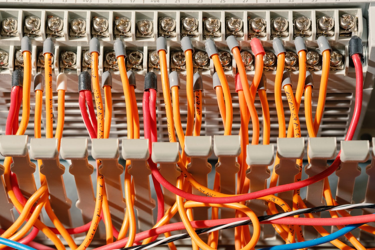 Jak skutecznie modernizować instalacje elektryczne w domu i firmie