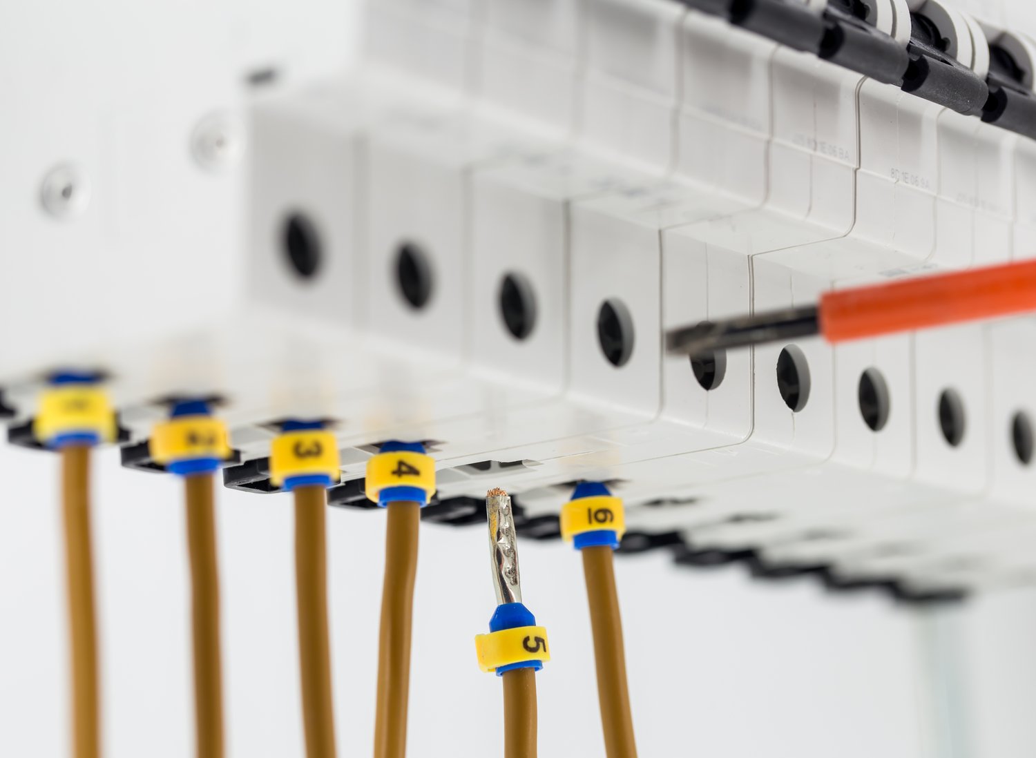 Jak skutecznie zabezpieczyć instalację elektryczną przed przepięciami