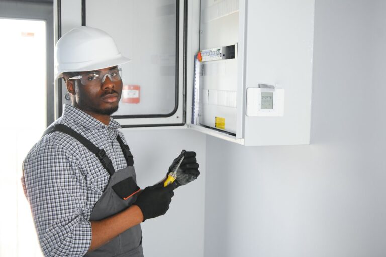 Jak skutecznie zabezpieczyć instalację elektryczną w budynku