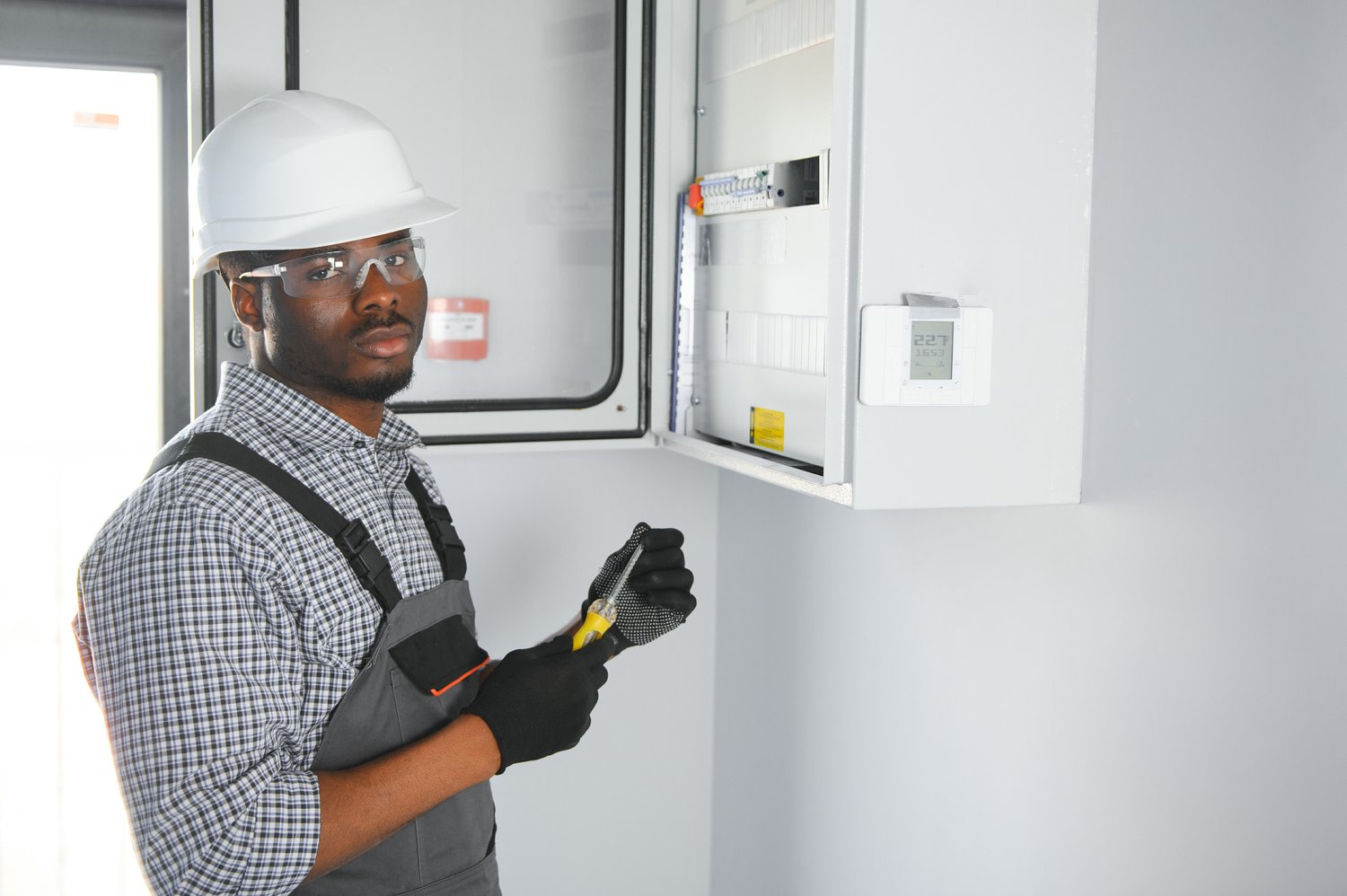 Jak skutecznie zabezpieczyć instalację elektryczną w budynku