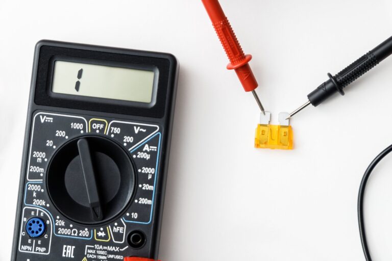 Jak wybrać najlepsze urządzenia pomiarowe do prac elektryczno-hydraulicznych