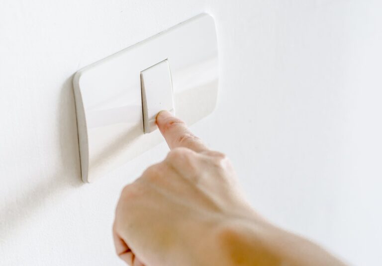 Jak prawidłowo zamontować wyłącznik światła?