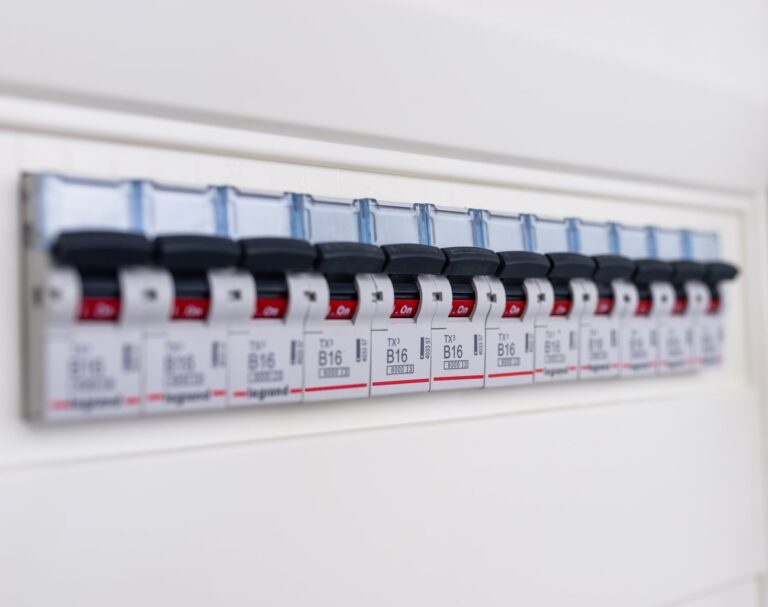 Kiedy konieczna jest wymiana bezpieczników w domu?