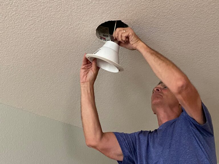 Jak prawidłowo zamontować lampę sufitową – poradnik dla początkujących