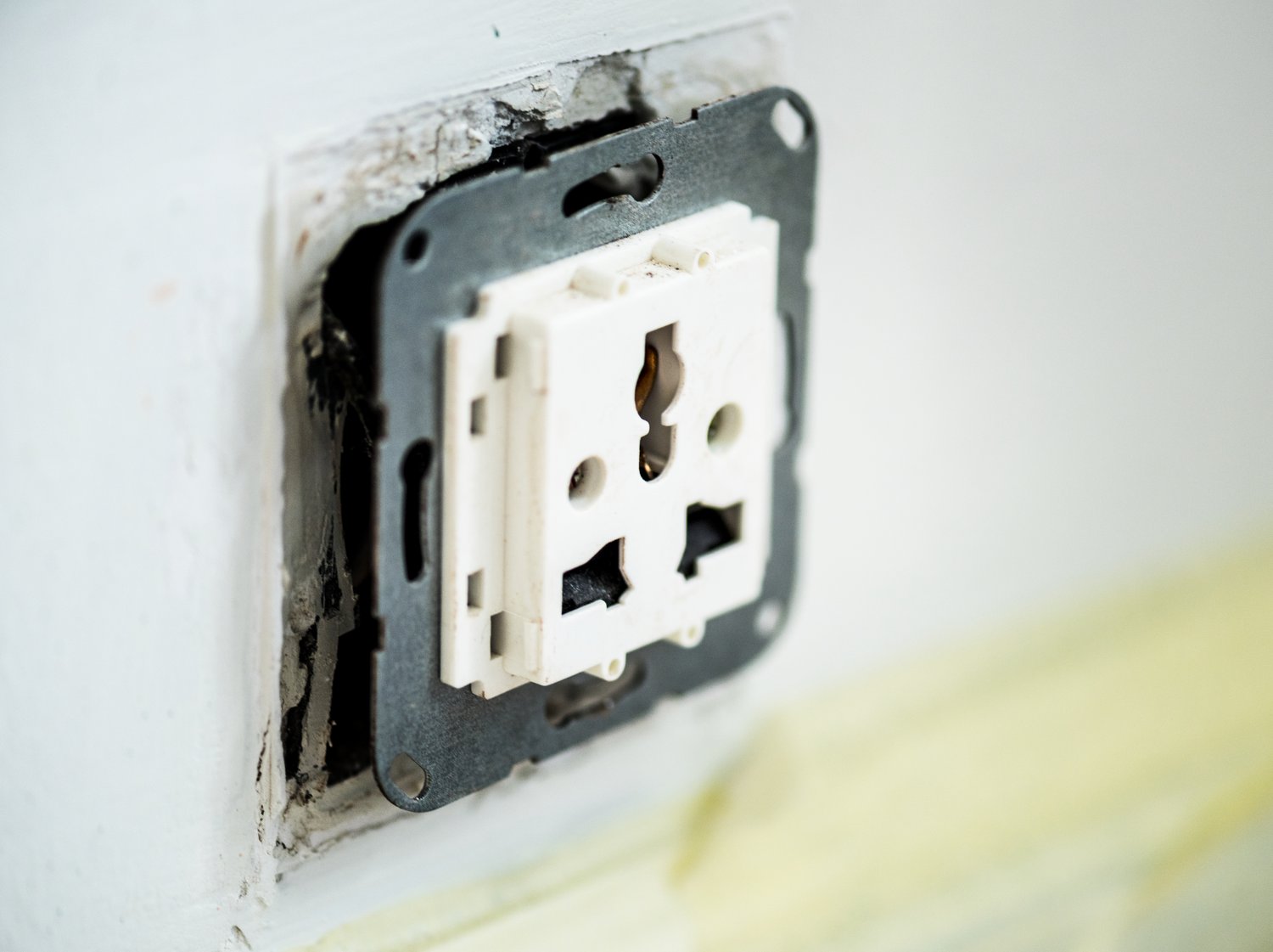 Jak samodzielnie wymienić gniazdko elektryczne?