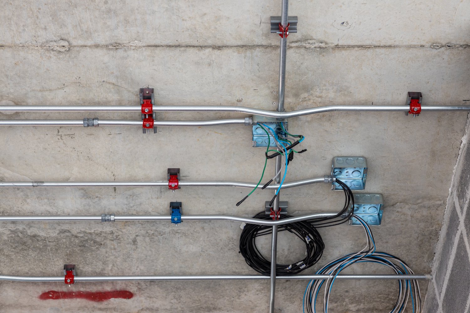 Praktyczny przewodnik po rurach elektroinstalacyjnych dla instalatorów i majsterkowiczów