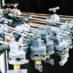 Czym różni się armatura kulowa od grzybkowej? Przegląd zaworów hydraulicznych