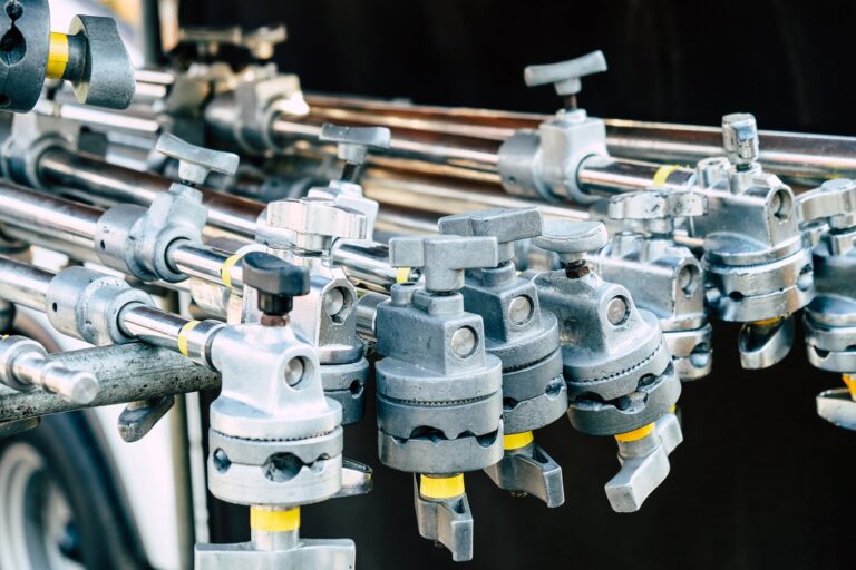 Czym różni się armatura kulowa od grzybkowej? Przegląd zaworów hydraulicznych