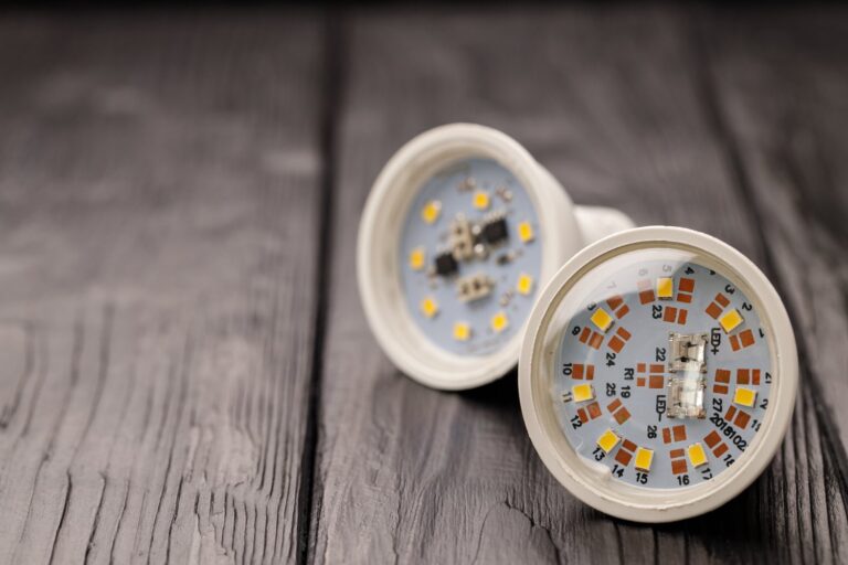 Czym różni się oświetlenie LED od tradycyjnego? Porównanie kosztów i wydajności