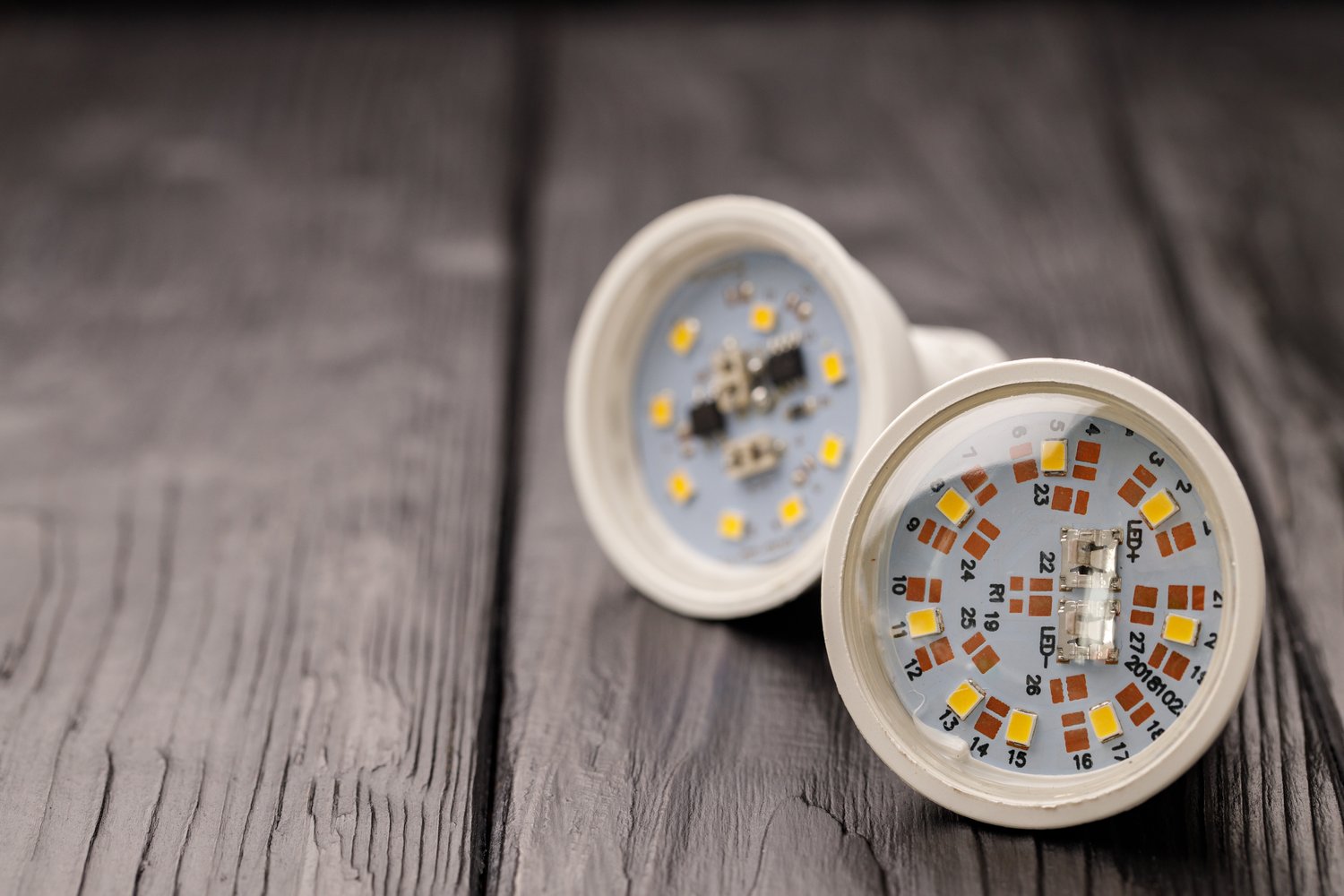 Czym różni się oświetlenie LED od tradycyjnego? Porównanie kosztów i wydajności