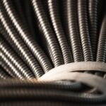 Czym różni się rura karbowana od gładkiej? Przewodnik po rurach instalacyjnych