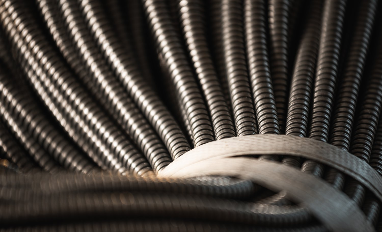 Czym różni się rura karbowana od gładkiej? Przewodnik po rurach instalacyjnych