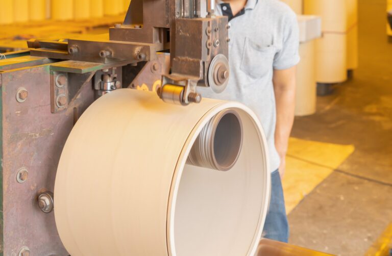 Czym różni się złączka wciskana od zaprasowywana? Porównanie metod łączenia rur