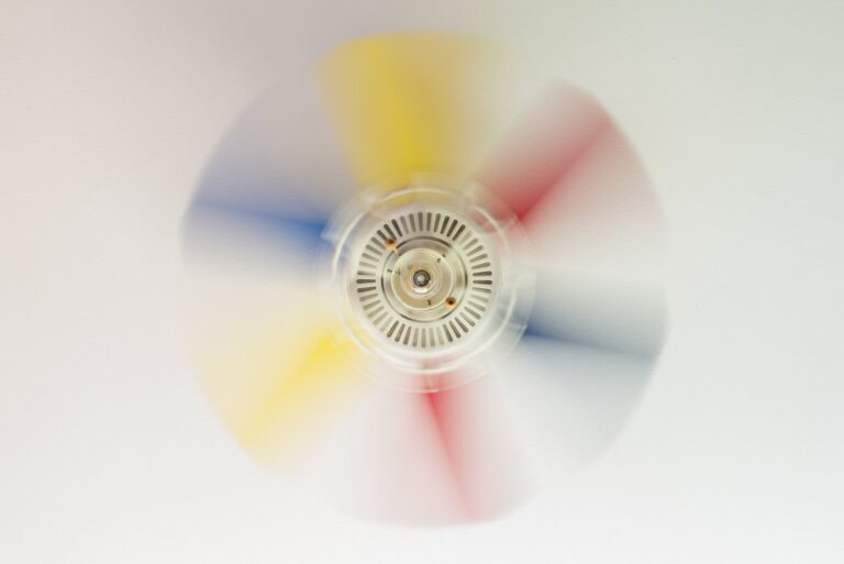 Czym się różni klimatyzator od wentyla tora sufitowego?