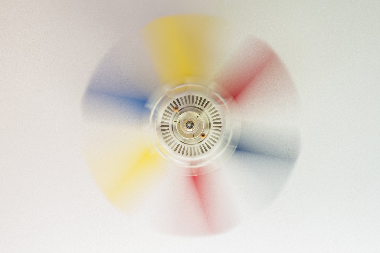 Czym się różni klimatyzator od wentyla tora sufitowego?