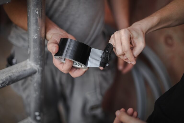 Czym się różni taśma izolacyjna od taśmy naprawczej?