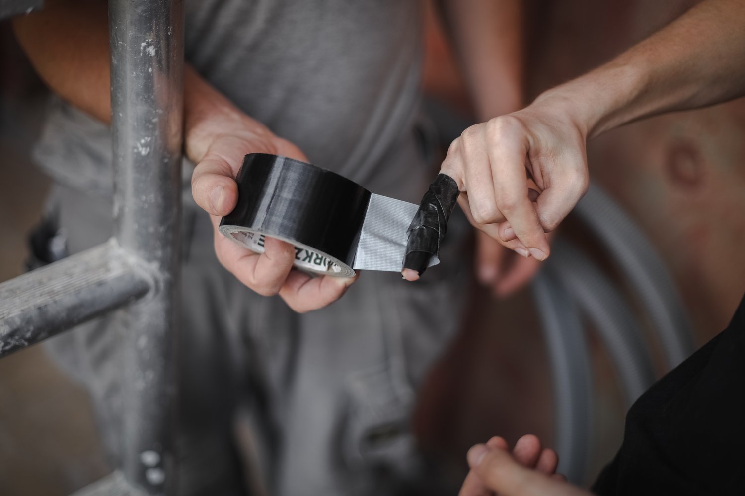 Czym się różni taśma izolacyjna od taśmy naprawczej?