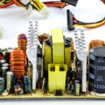 Czym się różni zasilacz od transformatora w oświetleniu LED?