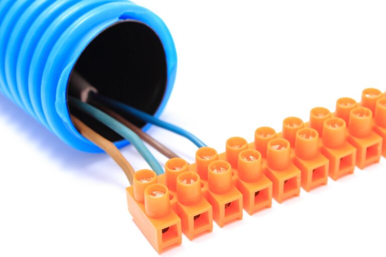 Do czego służy łącznik krzyżowy i gdzie go stosować w domu?