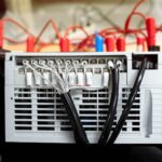 Do czego służy stabilizator napięcia i kiedy warto go zainstalować?