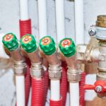 Do czego służy zawór spustowy w instalacji centralnego ogrzewania?