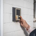 Jak prawidłowo podłączyć dzwonek do transformatora? Poradnik instalacji