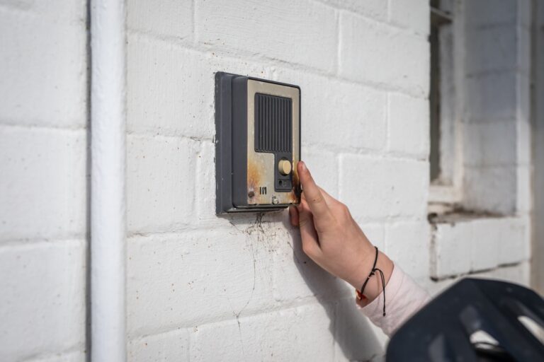 Jak prawidłowo podłączyć dzwonek do transformatora? Poradnik instalacji