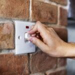 Jak prawidłowo podłączyć lampę do włącznika świecznikowego?