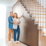 Jak prawidłowo podłączyć oświetlenie schodowe z dwóch miejsc?