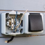 Jak prawidłowo podłączyć przedłużacz do gniazdka zewnętrznego?