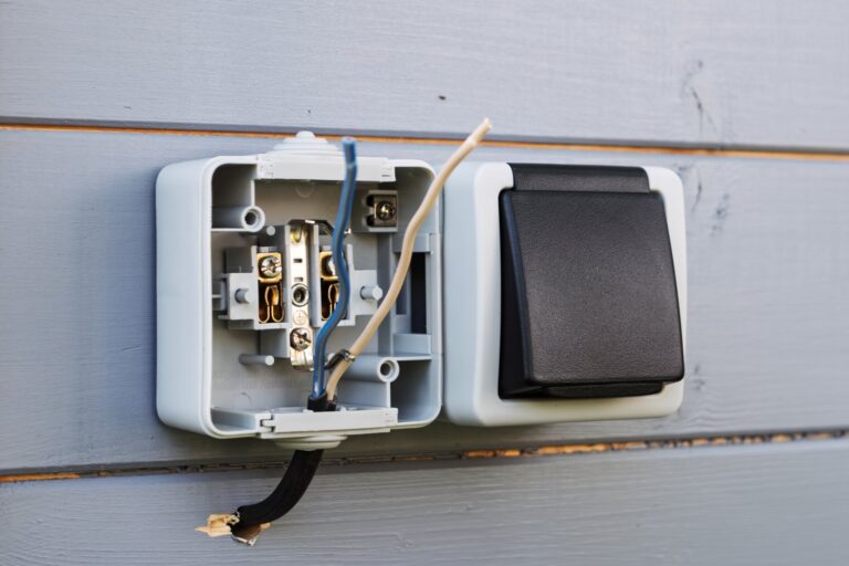 Jak prawidłowo podłączyć przedłużacz do gniazdka zewnętrznego?