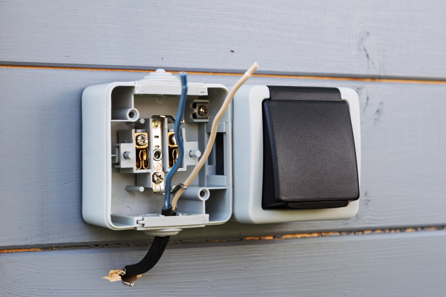 Jak prawidłowo podłączyć przedłużacz do gniazdka zewnętrznego?