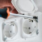 Jak prawidłowo zamontować gniazdko z uziemieniem w starym domu?