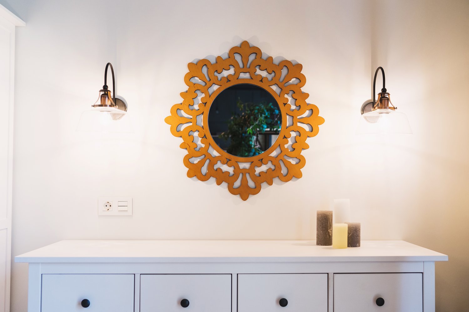 Jak prawidłowo zamontować kinkiet nad lustrem w łazience?