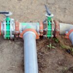 Jak prawidłowo zamontować opaskę uziemiającą na rurze wodociągowej?