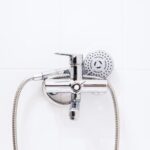 Jak prawidłowo zamontować uchwyt na słuchawkę prysznicową?