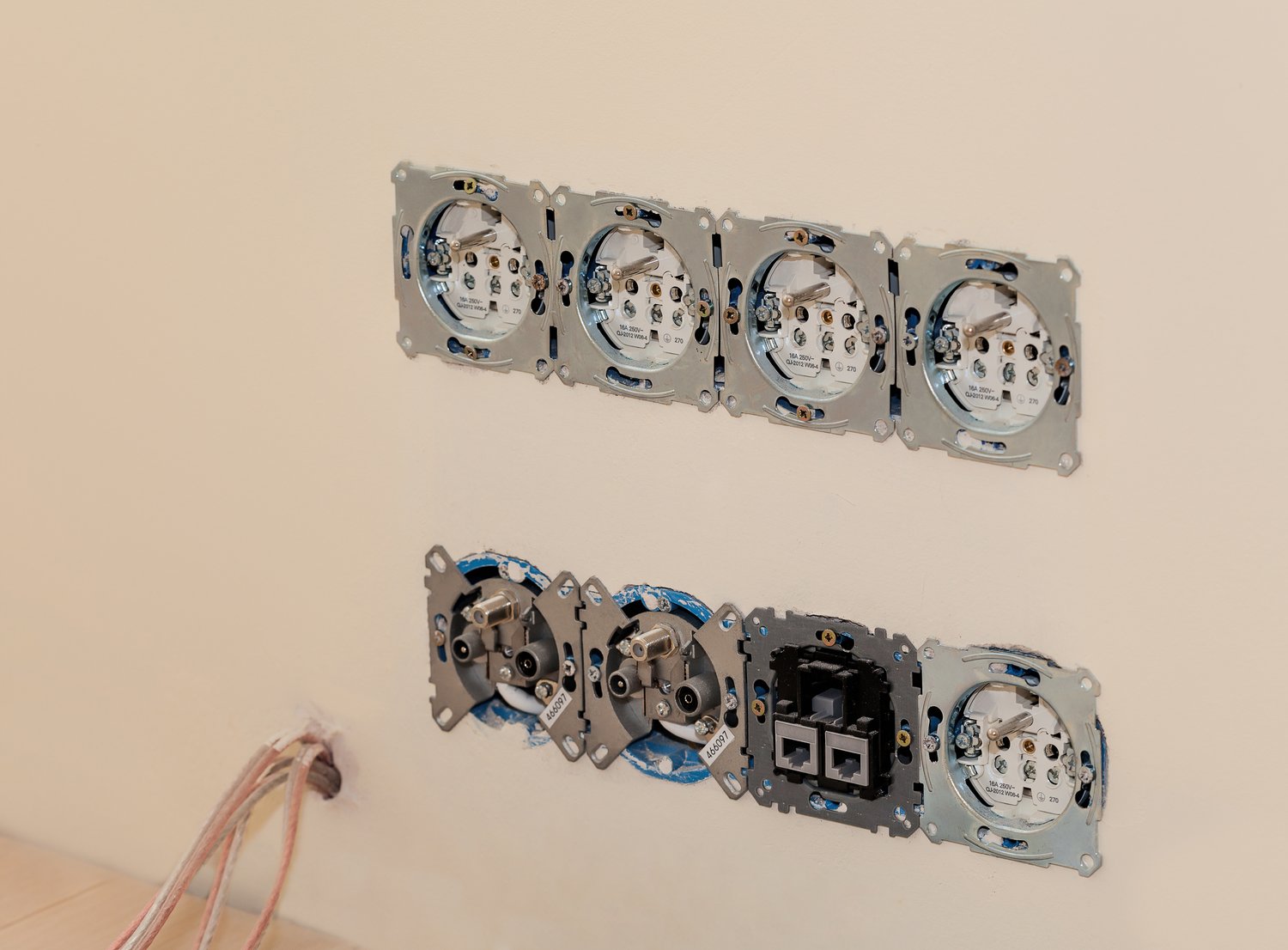 Jak wybrać odpowiednie łączniki jednobiegunowe do instalacji elektrycznej