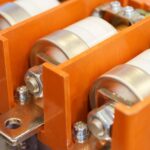 Jak wybrać odpowiednie przekładniki prądowe do instalacji elektrycznych