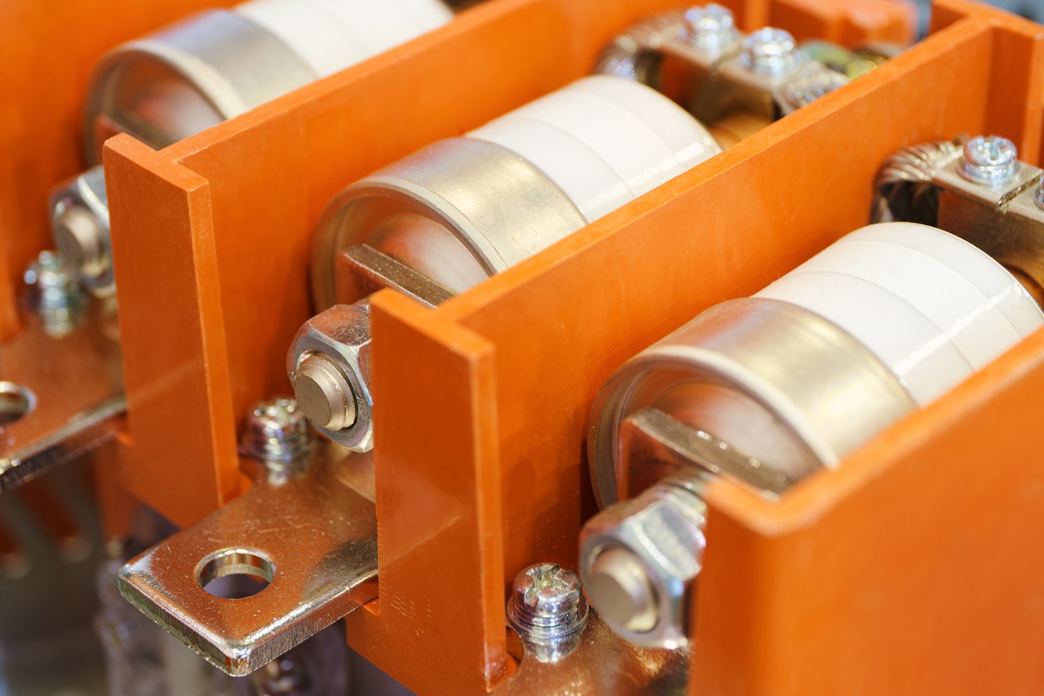 Jak wybrać odpowiednie przekładniki prądowe do instalacji elektrycznych