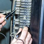 Jak wymienić korek bezpiecznikowy na wyłącznik automatyczny?