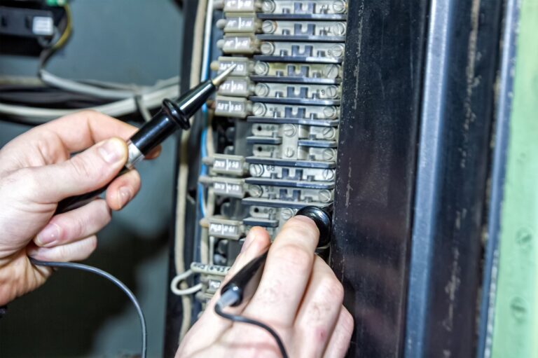 Jak wymienić korek bezpiecznikowy na wyłącznik automatyczny?