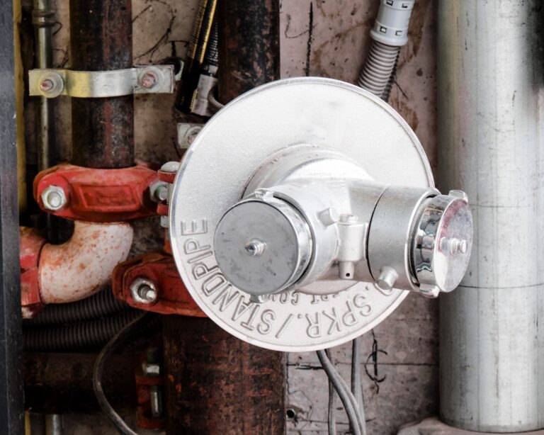 Jak wymienić pokrywę hydrantu w ogrodzie? Instrukcja dla właścicieli domów