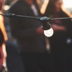 Jak wymienić żarówkę w lampie zewnętrznej? Praktyczny poradnik krok po kroku