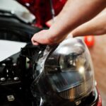 Jak wymienić żarówkę w reflektorze samochodowym? Poradnik dla kierowców